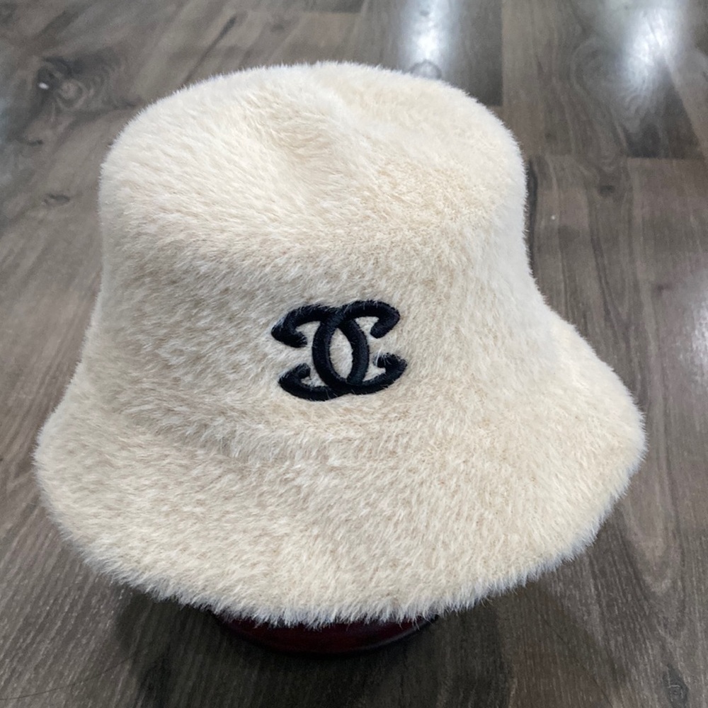 Beautiful Crème colored women’s hat. Channel look alike.